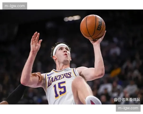 里夫斯湖人时期场均28.8分 后卫攻防两端贡献值大幅提升 里夫斯湖人时期场均28.8分 后卫攻防两端贡献值大幅提升